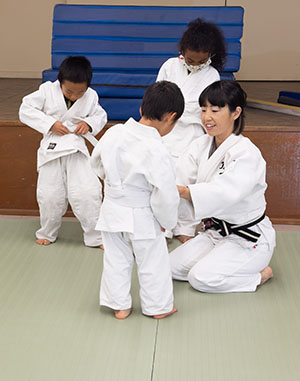 Instructor Yuka Demachi helping beginners get started